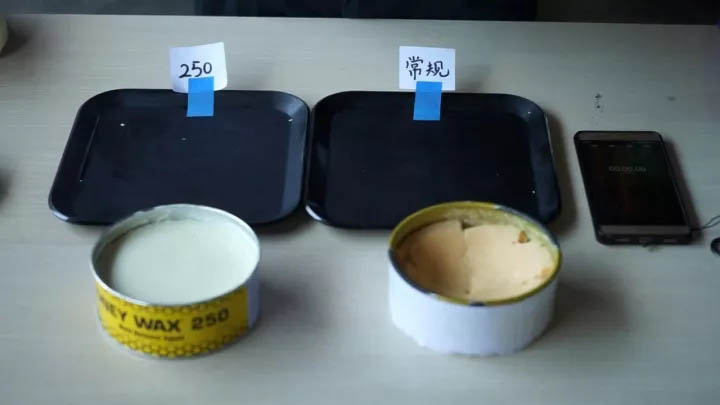 等待模具靜靜放置10-15分鐘，使脫模蠟充分滲透至模具表面
