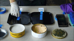 同一時(shí)間使用蜜蠟250的模具在差不多2秒后就掉落在桌面上，但使用常規(guī)蠟的模具還是牢牢地穩(wěn)固貼在模具上，附著力十分強(qiáng)，由此可見使用蜜蠟250的脫膜效果更勝一籌。