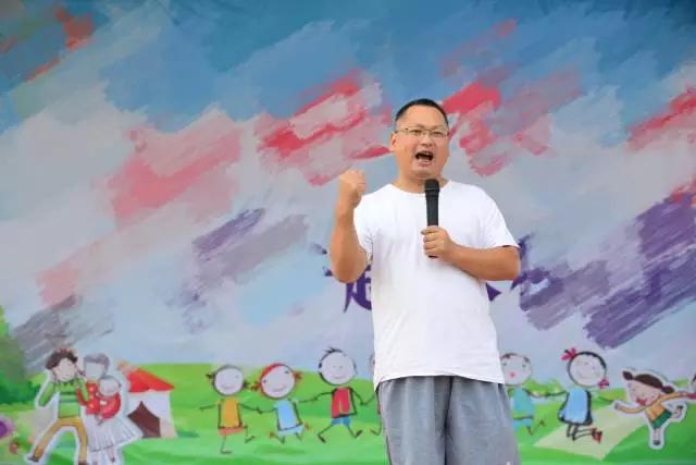 廣東博皓公司總經(jīng)理、鷹之家班主任尹總，為我們本次運動會致開幕詞