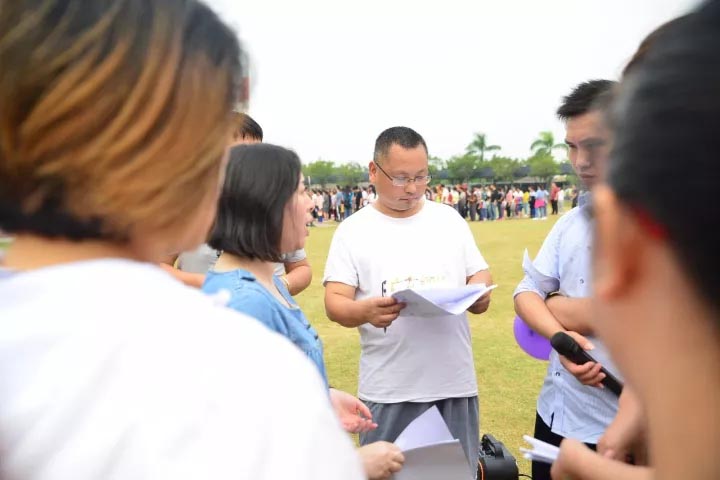 口哨發(fā)令、旗幟落下，比賽的完美呈現(xiàn)，離不開裁判員的辛苦付出，低調(diào)是他們的代名詞