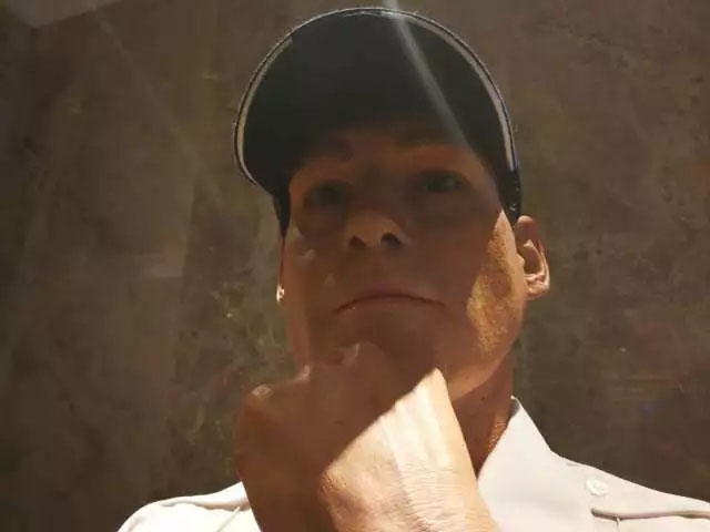 凌厲的眼神流轉(zhuǎn)，目光如炬，手掌的青筋清晰暴出，歲月的紋路無(wú)情橫亙——樹(shù)脂雕塑《站崗》
