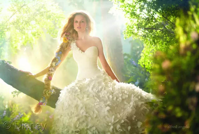 假若將玻璃鋼船艇比喻成一位女生，那么膠衣就是她華美的衣裳！
