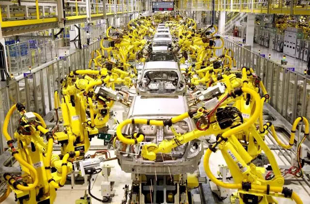 工業(yè)機(jī)器人已經(jīng)在汽車廠、船艇廠等工作場景證明了自己的價(jià)值