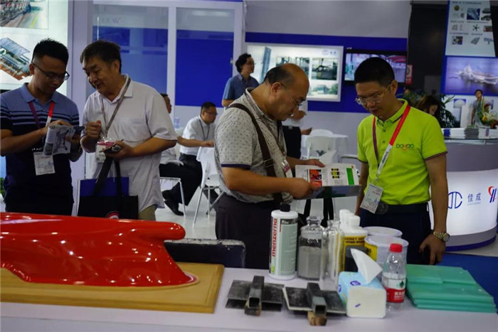 廣東博皓團隊耐心為不斷前來領取資料有意咨詢的賓客進行耐心講解，始終堅持用專業(yè)的技術知識為客戶提供最優(yōu)的解決方案-1