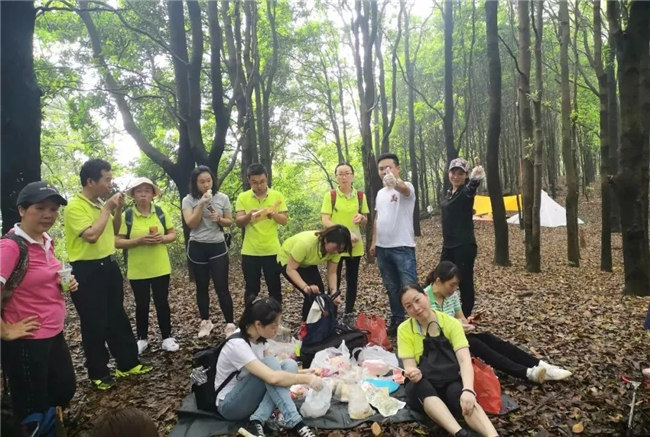 博皓人勞作過后，分享、享受美食