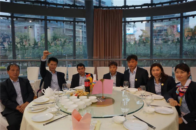 博皓家人們歡聚一堂，把酒言歡，開懷暢飲-4