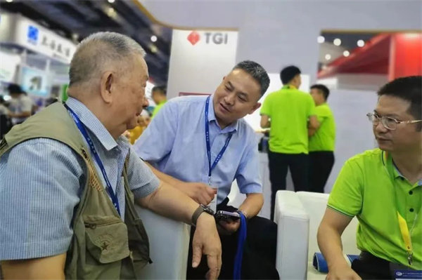 中國(guó)復(fù)合材料工業(yè)協(xié)會(huì)特邀顧問，中國(guó)SMC之父，黃家康到博皓展臺(tái)交流指導(dǎo)