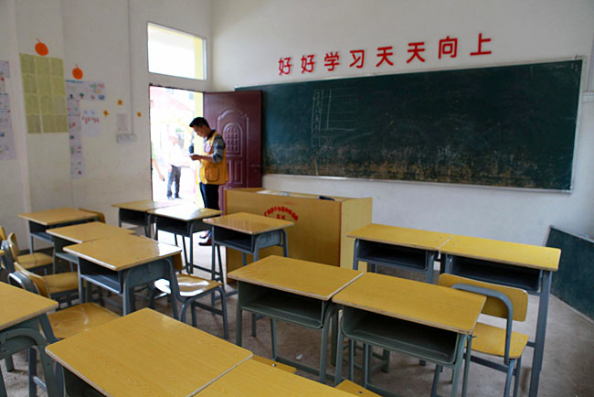 梅嶺小學(xué)僅有20多個(gè)學(xué)生，只有包括1個(gè)校長(zhǎng)在內(nèi)的3個(gè)老師